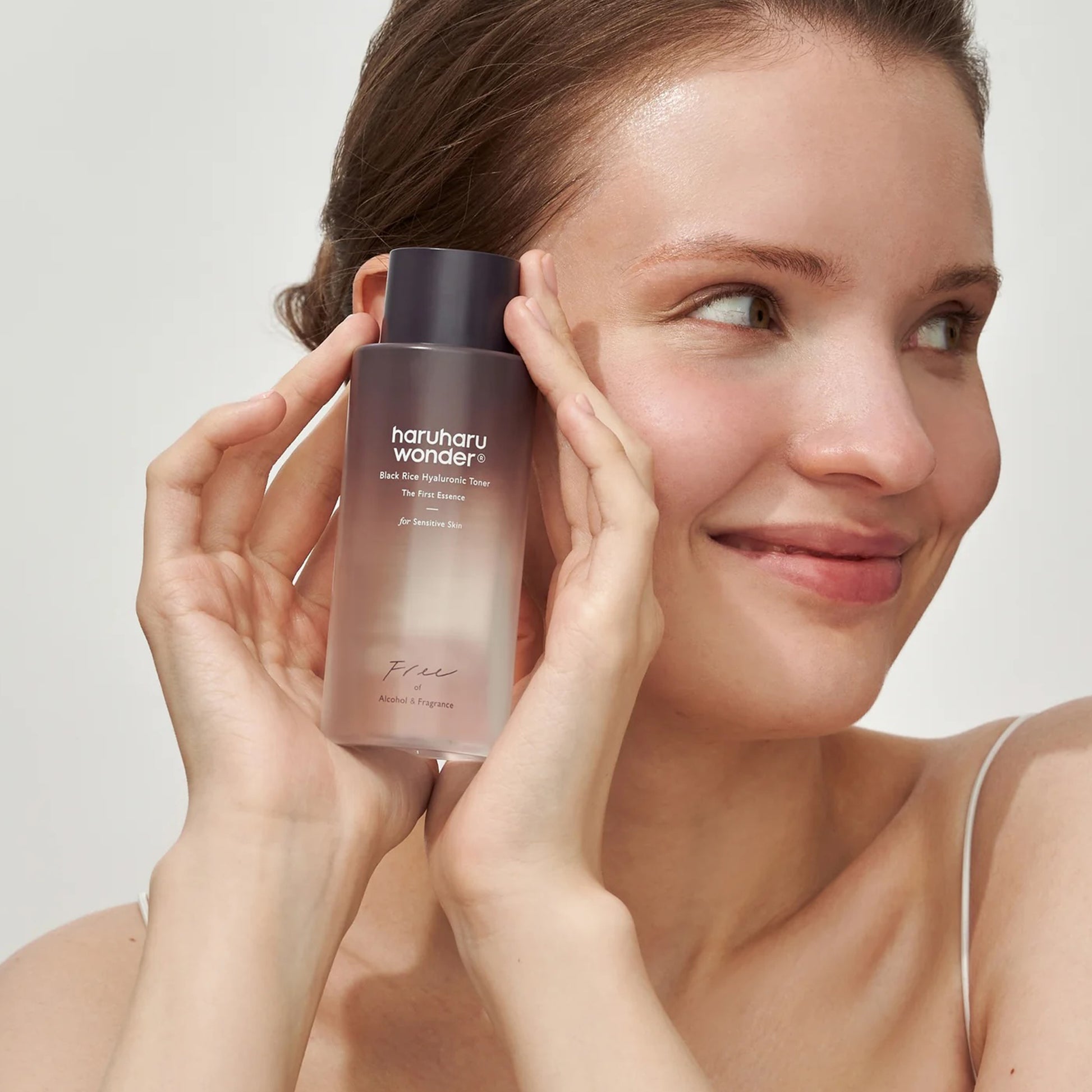 A sleek white jar of OOTD Snail Mucin Lifting Cream featuring comprehensive elasticity and intensive skincare technology.