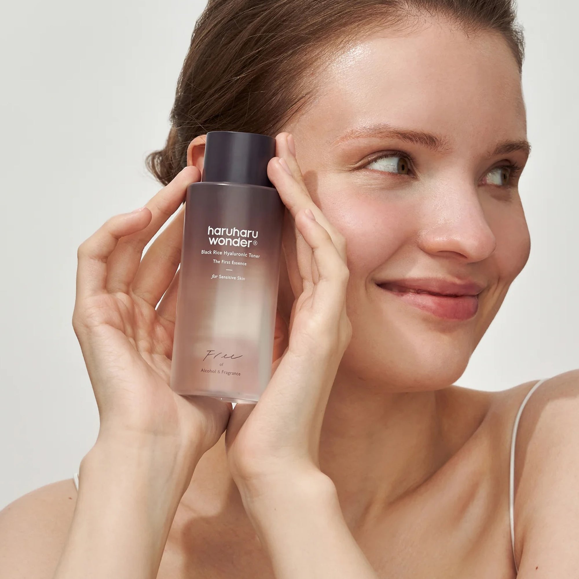 A sleek white jar of OOTD Snail Mucin Lifting Cream featuring comprehensive elasticity and intensive skincare technology.