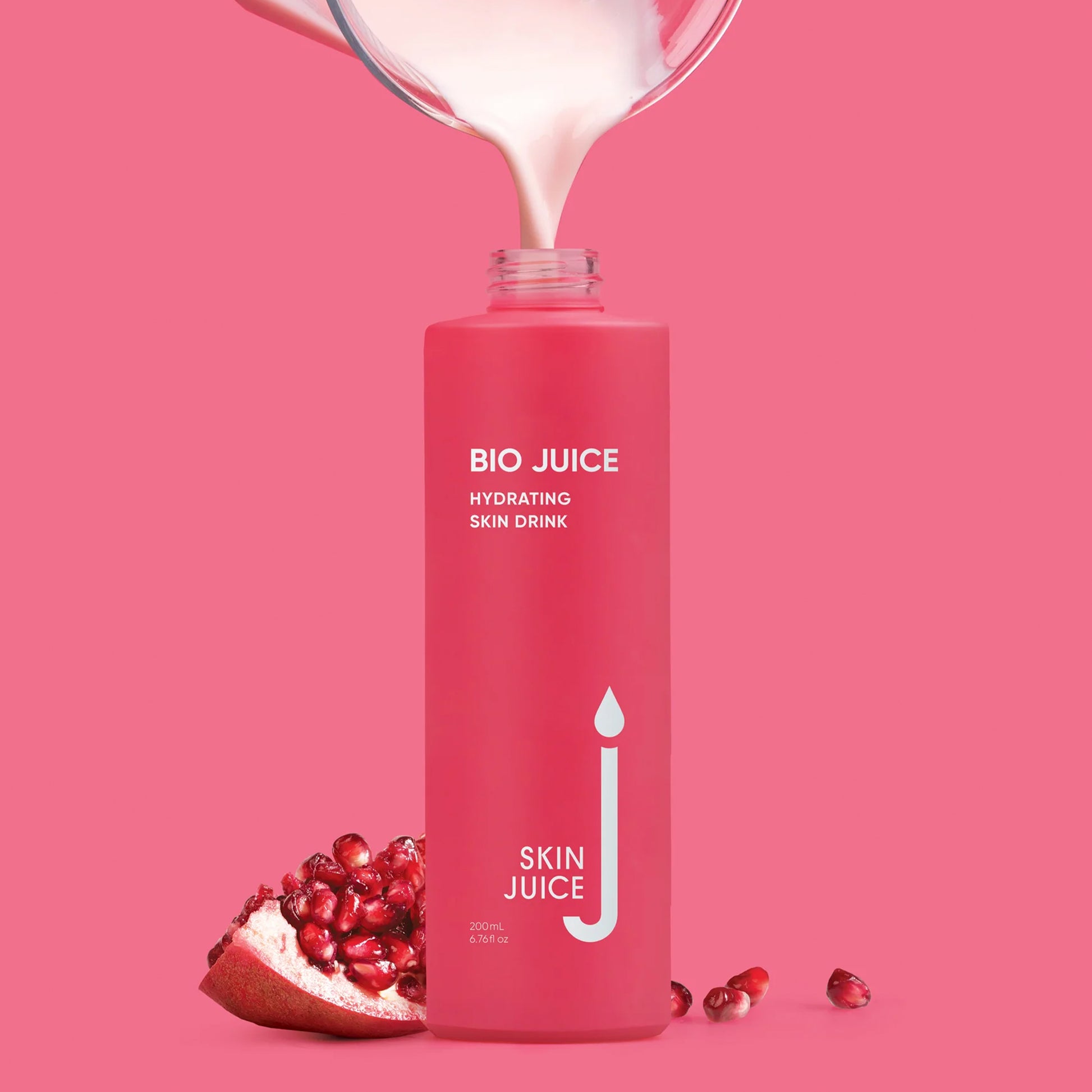 A white cosmetic jar of OOTD Snail Mucin Lifting Cream featuring intensive repair and comprehensive anti-aging properties.
